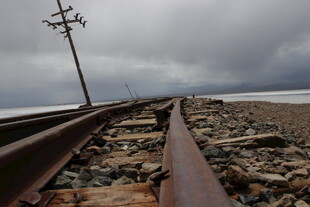 荒凉铁轨延伸向阴沉天际