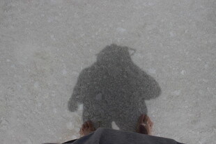 雪地中的人物影子