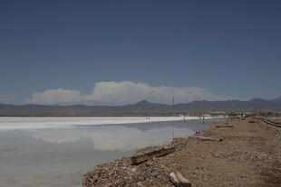 荒漠中的广阔盐湖景观