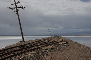 铁轨伸向远方的荒凉景致