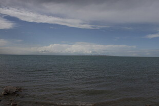 广阔海面与蓝天白云景象