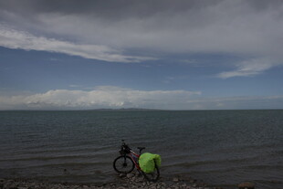 海边骑行者的惬意时光