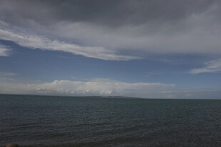 广阔海面与多云天空