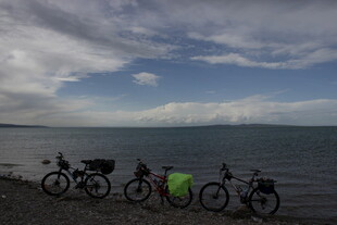 湖畔自行车停放的美丽风景