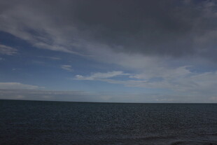 海上乌云密布的阴沉景象