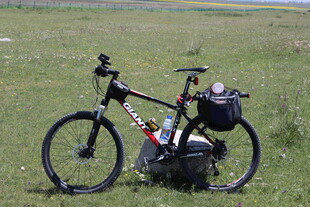 野外停放的山地自行车