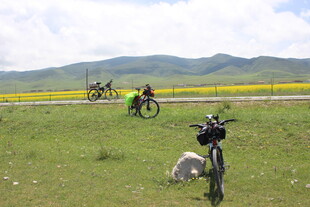 草原骑行与休憩的美好瞬间