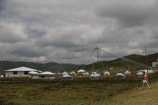 草原上的帐篷与漫步身影