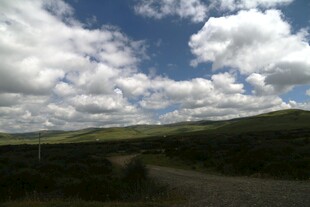 山间小路旁的蓝天白云美景