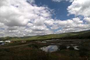 田园风光中的蓝天白云湖泊