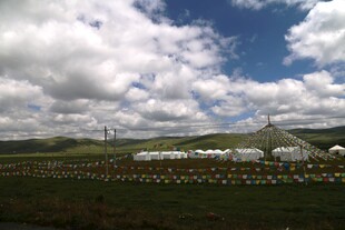 草原上的帐篷与蓝天白云