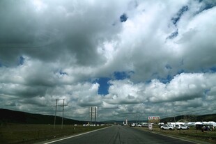 公路上的多云天空景象