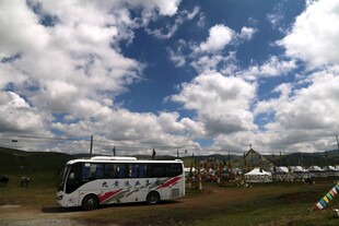 户外风景中的旅游大巴