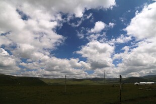 草原蓝天云朵美丽风光