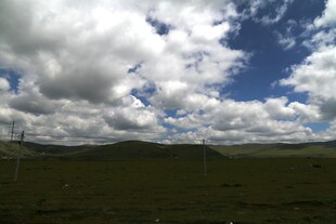 草原蓝天与白云美景