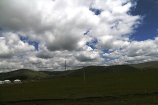 草原上空的壮丽云朵