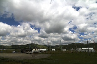 蓝天白云下的田园风光