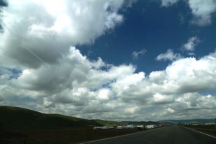 公路上的蓝天白云美景