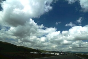 蓝天白云下的开阔景致