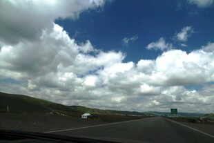 公路上的蓝天白云美景