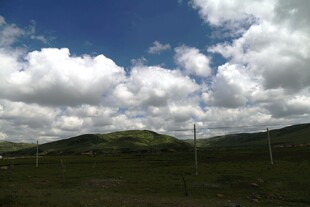 蓝天白云下的开阔山野