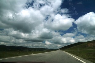 公路风景 蓝天白云与远山