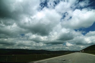 公路之上 云层低垂