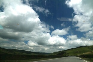 公路上的蓝天白云青山