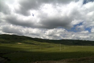 草原上空的壮丽云层景观