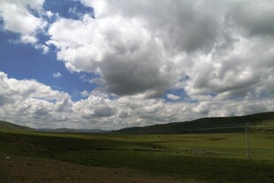 草原上空的壮丽云层
