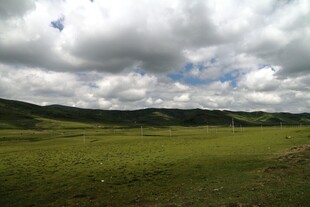 广袤草原与天际云朵景观