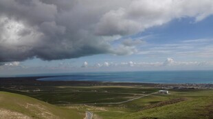 海岸草原风光 云遮天际