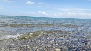 清澈海边浅滩美丽景致