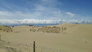 沙漠风光 远处人群与围栏