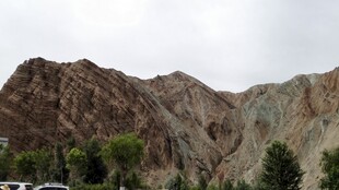 多彩山峦风景图