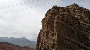 巍峨嶙峋的壮观岩石