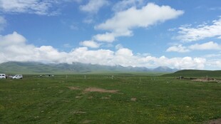 广袤草原与蓝天白云美景