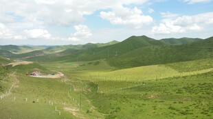 广袤绿野间的壮丽山川景色