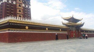 中式古建筑前的开阔广场