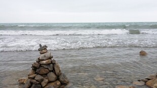 海边石堆与翻涌海浪