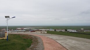 户外开阔道路与周边景致