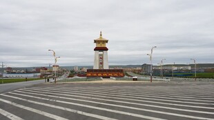 广场上的宏伟纪念碑