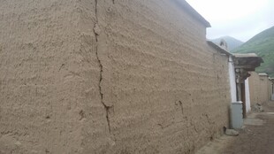 乡村土墙建筑一角