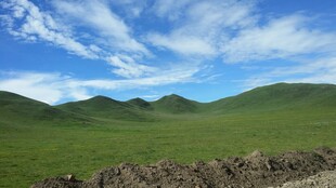 草原蓝天远山美景