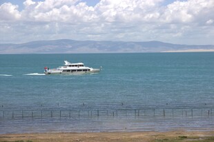 海上游船航行于蓝天碧海间