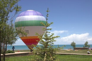 海边多彩热气球风景