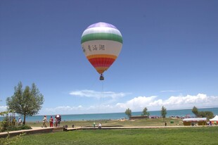 蓝天草地间的彩色热气球