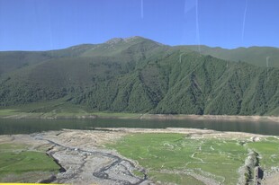 山间开阔草地与远处青山