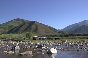 山间溪流旁的壮丽自然景观