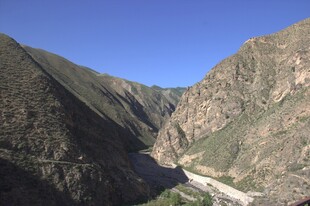 山间蜿蜒公路景色